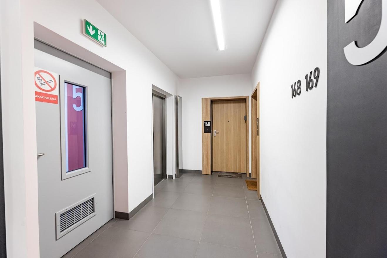 Fajny Apartament Z Parkingiem, Obok Metra. Varšava Exteriér fotografie